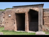 04003 ostia - regio i - insula v-vi - portico est e ovest di pio ix and loggias (i,v,2 - i,vi,1) - cardo maximus - re - treppe - li - durchgang zur via dei dipinti - ostseite - 04-2018.jpg